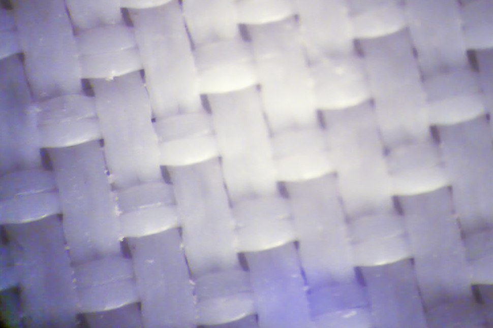 Монофилументная полипропиленовая ткань под микроскопом